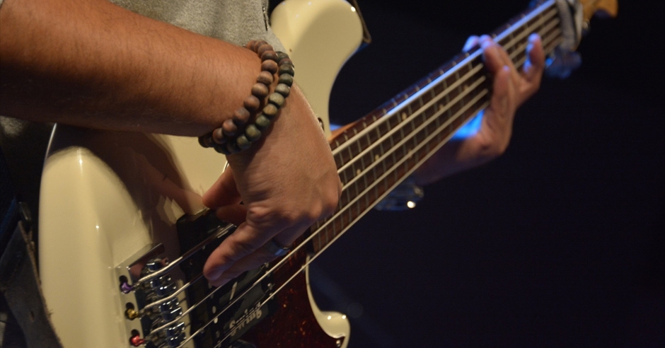 Summer Shakedown ft Lizzie Curious & Mikee Hollywood