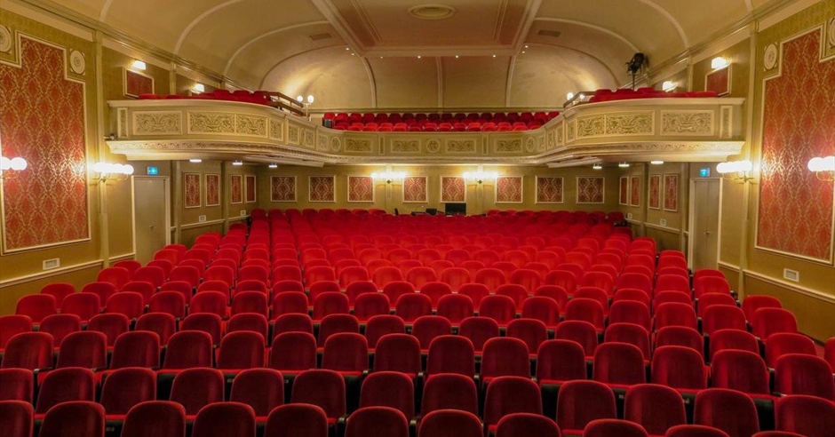 Cabaret Cerises: 10 Years of Burlesque