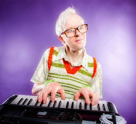 Robert White: 'THAT' Gay Autistic Keyboard Tanktop Comedy Guy!
